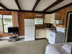 莫克利普斯海洋翠园度假村 的厨房配有白色冰箱和炉灶。