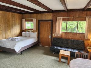 莫克利普斯海洋翠园度假村 的一间卧室配有一张床和一张沙发