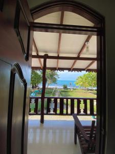 卡维塔Ocean View Lodge的客房设有窗户,享有海景。
