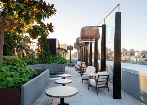 旧金山The LINE San Francisco的屋顶庭院的一排桌椅