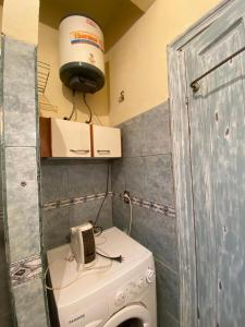 蒙得维的亚Apartamento en centro turístico的一间卫生间上方配有电话的小浴室