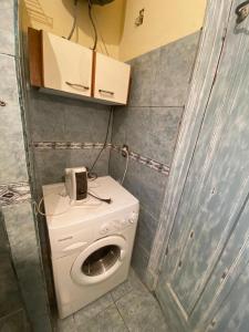 蒙得维的亚Apartamento en centro turístico的浴室设有卫生间,上面有电话