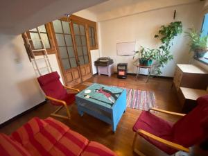 蒙得维的亚Apartamento en centro turístico的客厅配有红色椅子和蓝色桌子