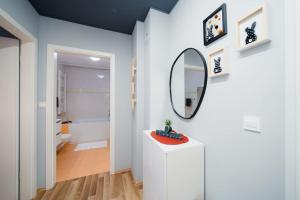迪瓦查Cosy apartment的白色的浴室设有镜子和水槽