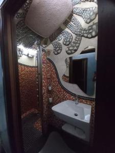 蓬塔翁布里亚apartamento 3 corazones的一间带水槽和镜子的浴室