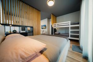 迪瓦查Cosy apartment的一间卧室配有两张床和一张双层床。