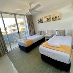 库鲁姆海滩西墙库鲁姆比奇酒店的酒店客房设有两张床和一个阳台。