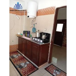塔扎APPARTEMENT AL WAHDA的厨房配有炉灶和台面