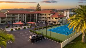 罗托鲁瓦富豪棕榈度假酒店的享有酒店空中美景,设有网球场