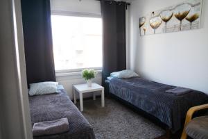 奥卢Oulu city center 4-room apartment Parking的一间卧室设有两张床和窗户。