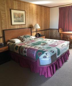 希利德纳利百乐酒店的一间卧室配有一张大床和色彩缤纷的毯子