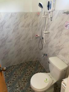 圣维森特Jeno Tourist Inn的一间带卫生间和淋浴的浴室