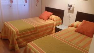 桑亨霍Apartamento Carabuxeira 1的一间酒店客房,房间内设有两张床