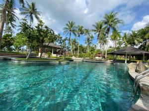 秾莎Nongsa Village Peaceful Villa in private beach Resort的棕榈树度假村的游泳池