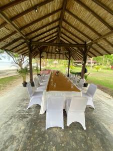 秾莎Nongsa Village Peaceful Villa in private beach Resort的凉亭下一张长桌子和椅子