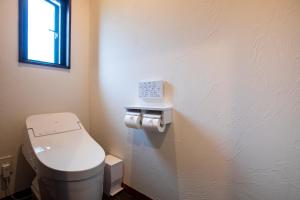 HiraraThe Villa Miyako的一间带卫生间和窗户的小浴室