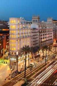 巴塞罗那威尔森精品酒店的城市街道上的一个大型建筑