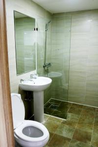 乌兰巴托J酒店的浴室配有卫生间、盥洗盆和淋浴。