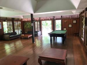 奈汉海滩Baan Krating Phuket Resort -SHA Plus的大型客房设有台球桌
