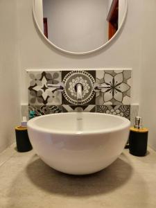圣萨尔瓦多德朱Cabaña La escondida - JuJuy-的浴室设有白色水槽和镜子