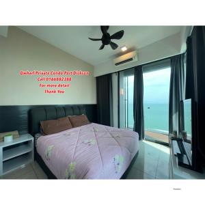 波德申D Wharf Port Dickson Private Condo Waterfront的一间卧室配有一张床和吊扇