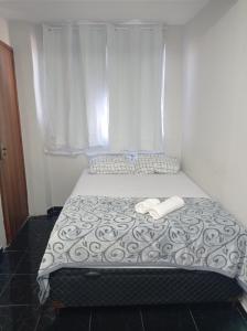 里约热内卢KITNET MOBILIADA - PENHA的床上有两条白色毛巾