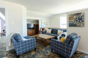 那诺斯湾Gorgeous Private Estate With Ocean and Mountain View的客厅配有2张蓝色的沙发和1张桌子