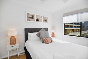 安特兰斯艾威拉苑2号公寓的白色的卧室设有一张白色大床和一个窗户。