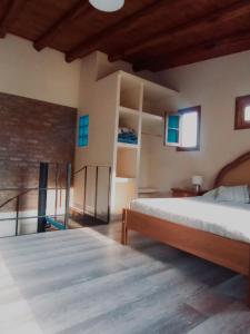 查克拉斯德科里亚Chacras casa Armonia的一间卧室设有一张床和一个阳台