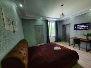 博尔若米White House In Borjomi的一间卧室配有一张床和一个沙发