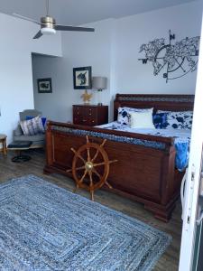 EgmontEarls Cove Orca View的一间卧室配有一张带木轮的大床
