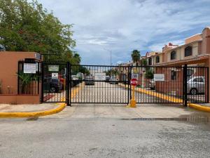 坎昆Casa de Cielo y Mar en Cancún的街道前有停车标志的大门