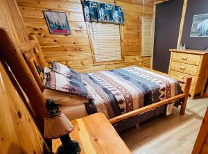 赛维尔维尔Smoky Mountain Enchanting Haven 3BR2BA Cabin的小木屋内一间卧室,配有一张床