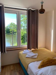 普日维兹Las i woda的一间卧室设有一张床和一个美景窗户。