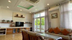 美奈Villa Mui Ne Phan Thiet SeaView的带沙发和电视的客厅