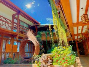 丽江Dream Tour Scenic Inn 梦之旅观景客栈的一座拱门和鲜花的建筑