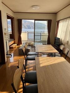 沼津Kitaizu North Private House - Vacation STAY 14216的一间带桌椅的客厅和一个阳台