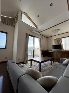 沼津Kitaizu North Private House - Vacation STAY 14216的客厅配有沙发和桌子