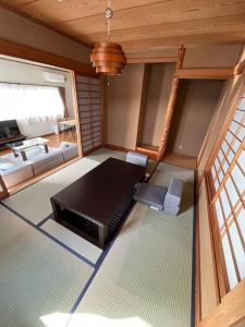 沼津Kitaizu North Private House - Vacation STAY 14216的一间客房内配有床和沙发的房间