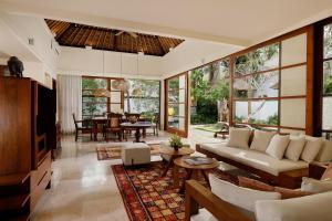 金巴兰Jimbaran Beach Villas by Nakula的客厅配有沙发和桌子