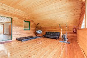 罗加斯卡斯拉提纳Ranch Stojnšek House With Sauna - Happy Rentals的木房内设有两张黑色床的房间