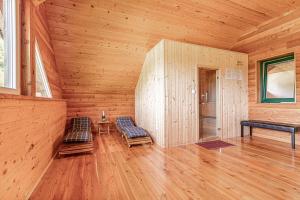 罗加斯卡斯拉提纳Ranch Stojnšek House With Sauna - Happy Rentals的一间空房间,在木房里摆放着两把椅子