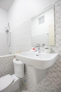 Ban Tao PunTonsoi Hathairat的白色的浴室设有水槽和卫生间。