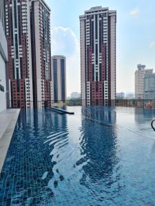 吉隆坡Chambers Suites KLCC by Moonlight的一座位于高楼城市的游泳池