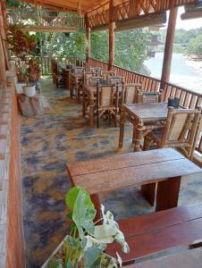 武吉拉旺Sumatra Jungle Trek In & Orangutan Trips的一间空餐厅,配有木桌和椅子