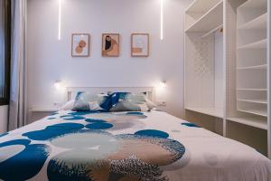 大加那利岛拉斯帕尔马斯1linea Canteras的一间卧室配有一张带蓝白色毯子的床