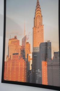 格拉斯哥Linburn Apartment的城市天际线的图画,有摩天大楼
