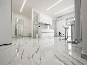 卡塞塔White Elegance Luxury B&B Caserta的大型白色客房,设有大理石地板和天花板。