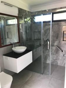 科夫斯港Coffs Harbour Sanctuary的带淋浴、盥洗盆和卫生间的浴室