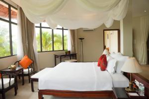 Ninh HòaPax Ana Doc Let Resort & Spa的卧室设有白色大床和窗户。